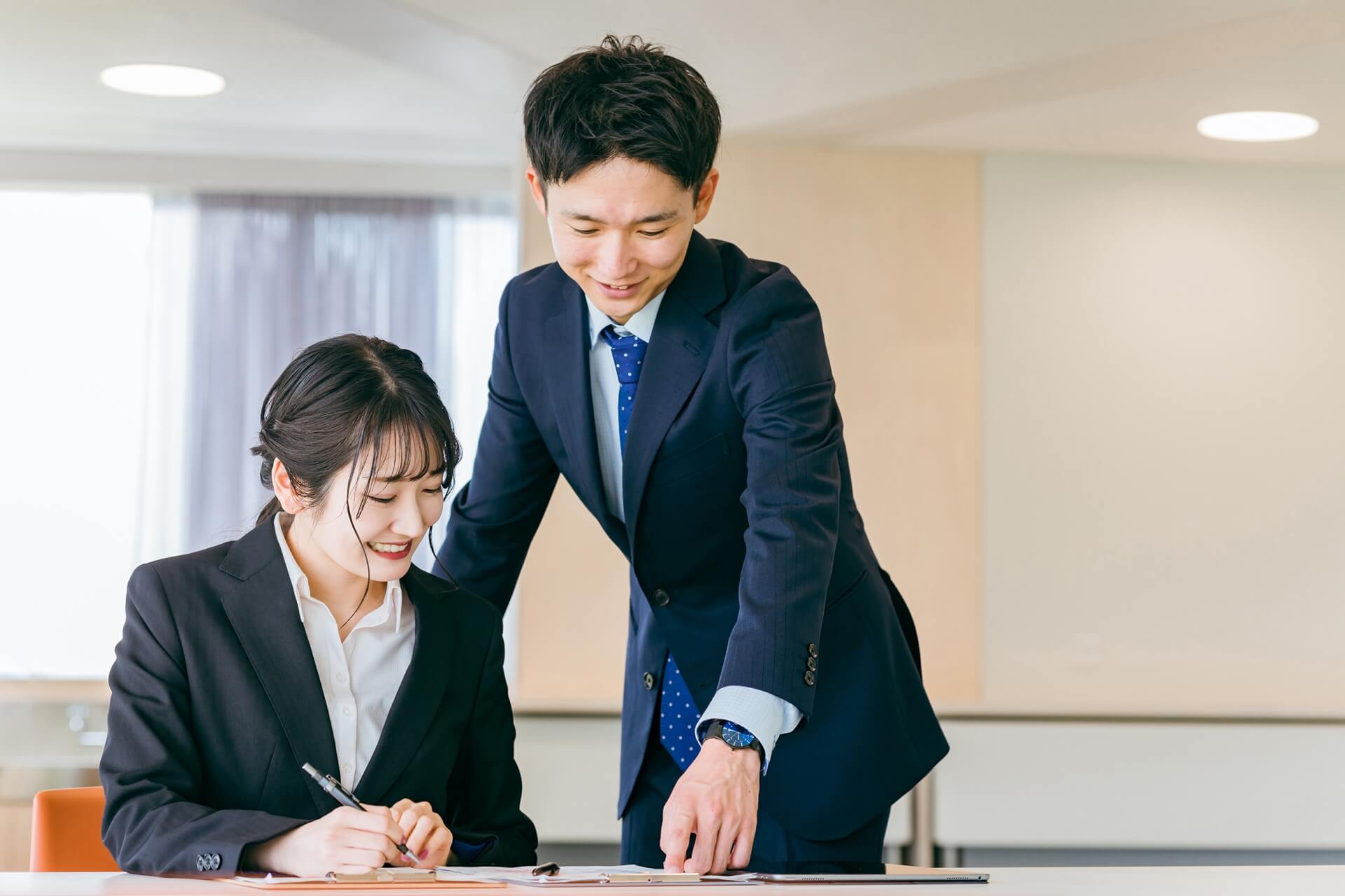 オフィスで協力するビジネスパートナー