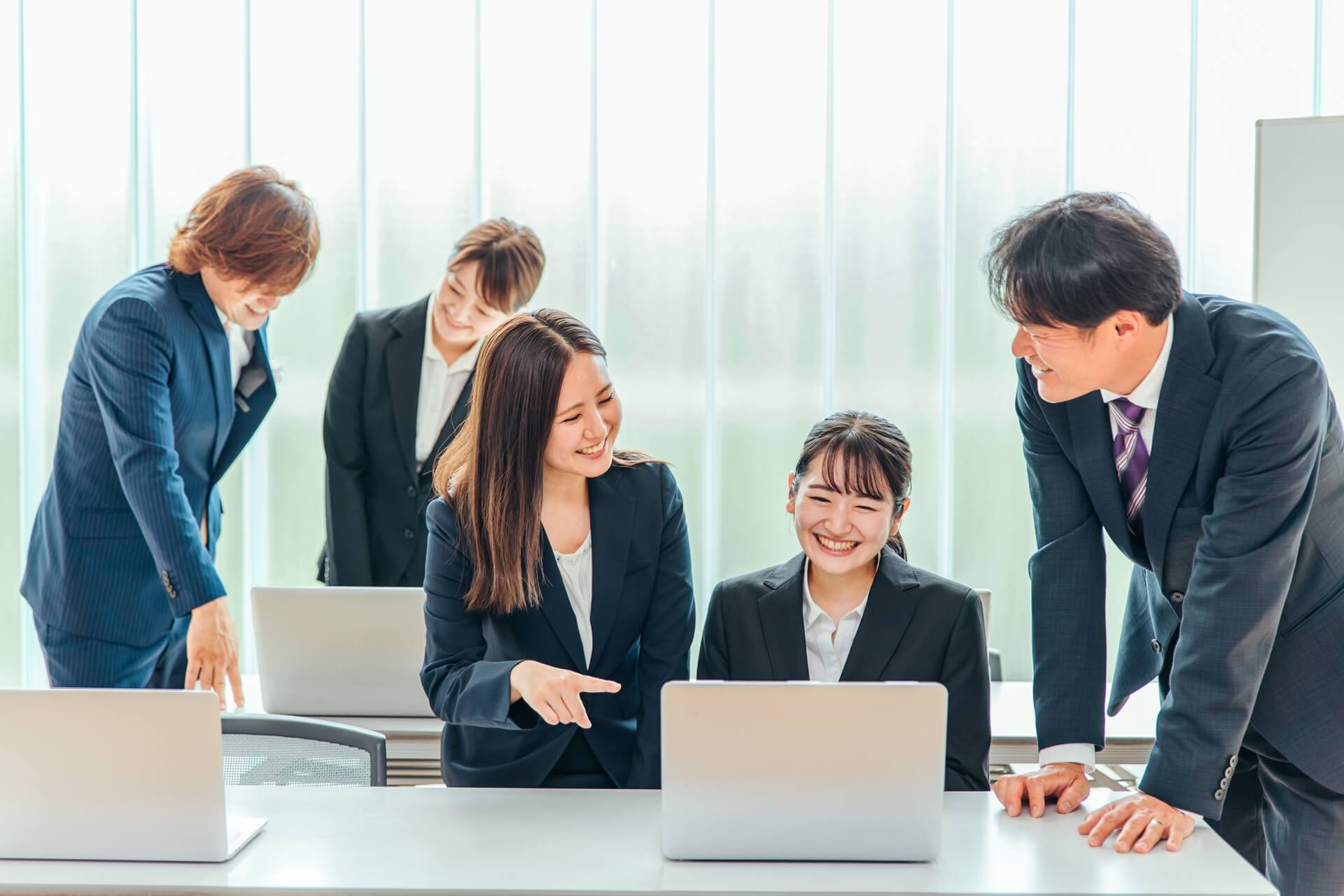 会議中のビジネスチームの議論