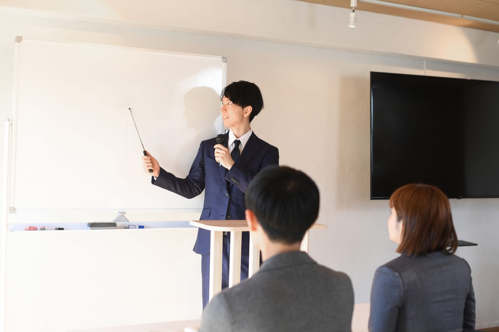 プレゼンテーションをするビジネスマン