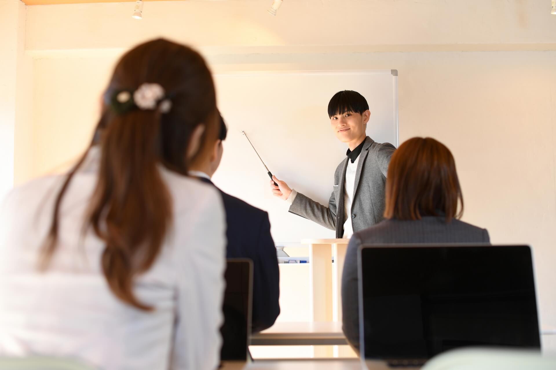 講師が受講者に指導を行う場面
