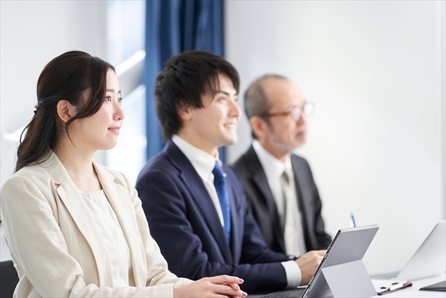 会議中に笑顔のビジネスチーム