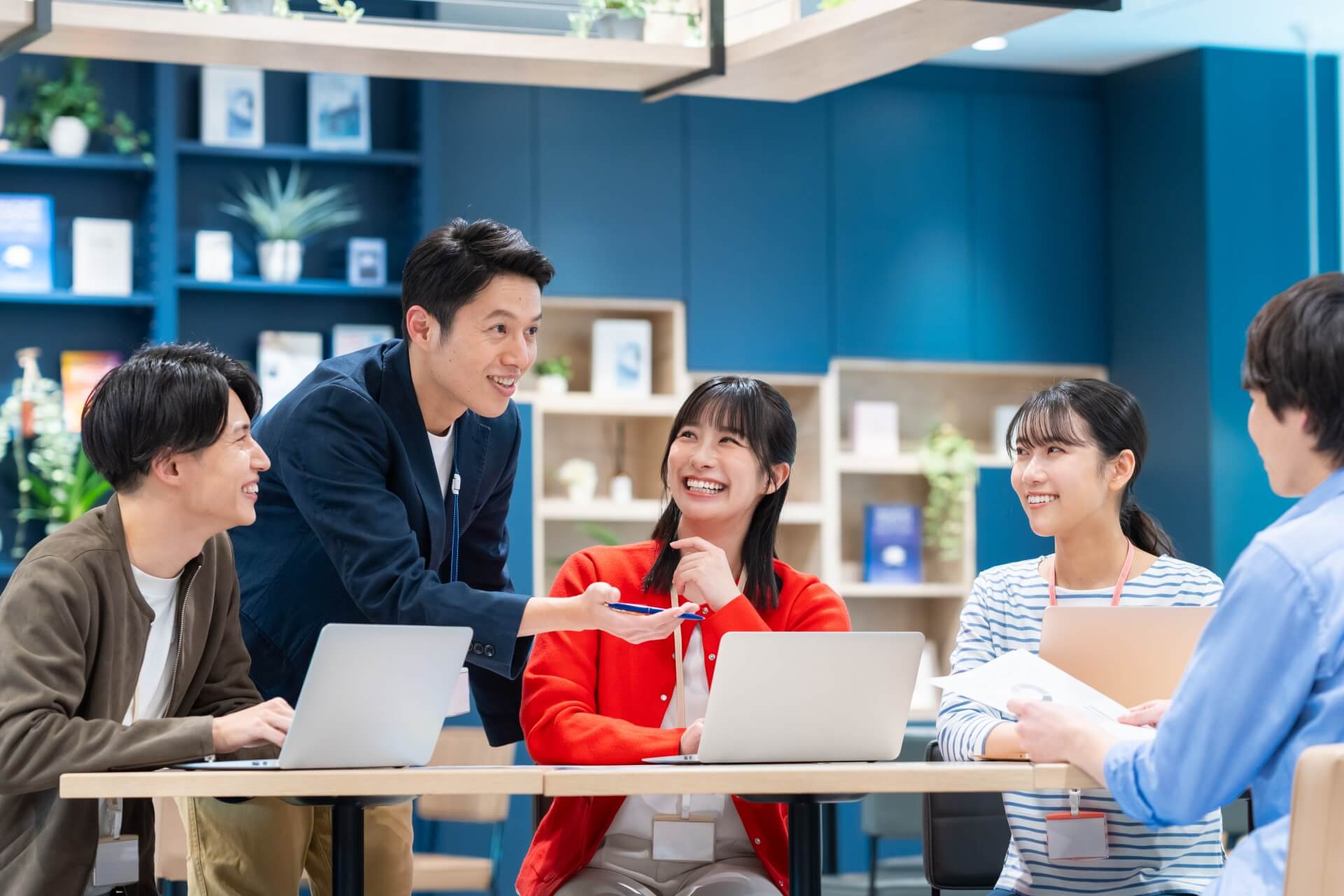 オフィスで議論する若いチーム